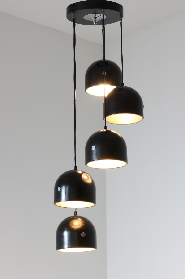 Lampadario a 5 luci con semisfere in metallo laccato.  Manifattura italiana 1960ca.