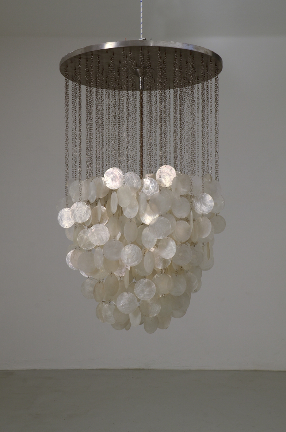 Verner Panton, lampadario con elementi in madreperla , Danimarca 1964.