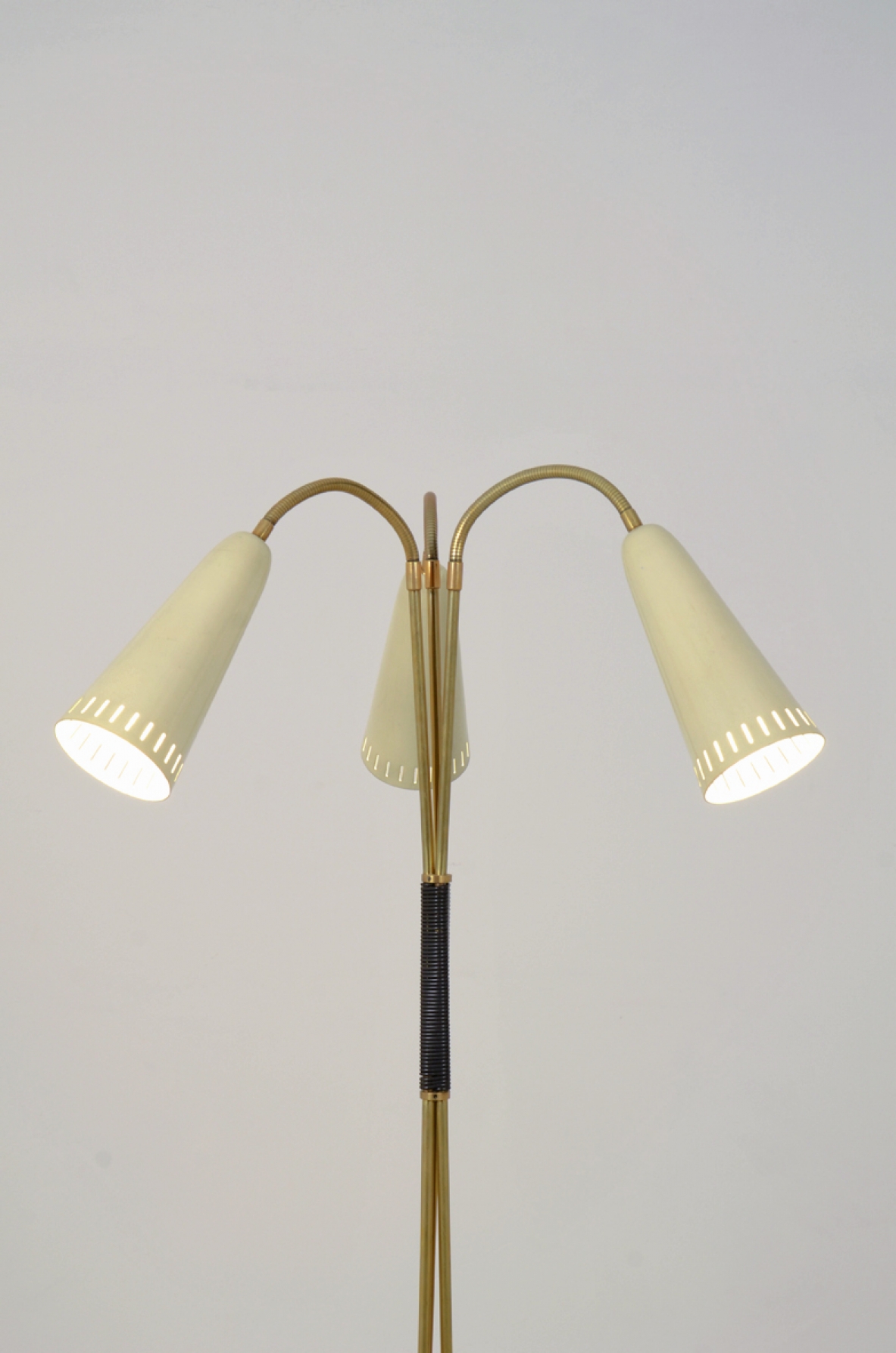 Negozio vintage luci lampade illuminazione interni decorazione Milano