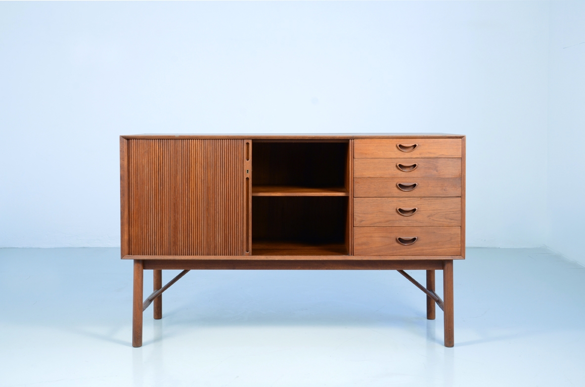 Peter Hvidt & Orla Mølgaard-Nielsen teak sideboard, by Søborg Møbler in Denmark, 1950's.