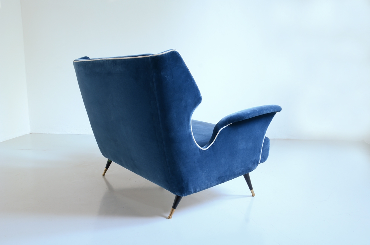 Sculptural 1950's two seats sofa in velvet with bronze feet, in the style of Gio Ponti.