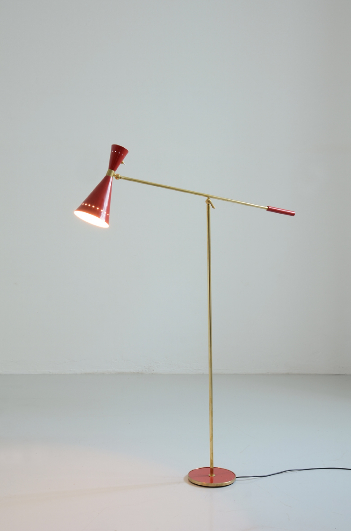 Lampada da terra a bilanciere in ottone e metallo laccato. Italia 1950ca.