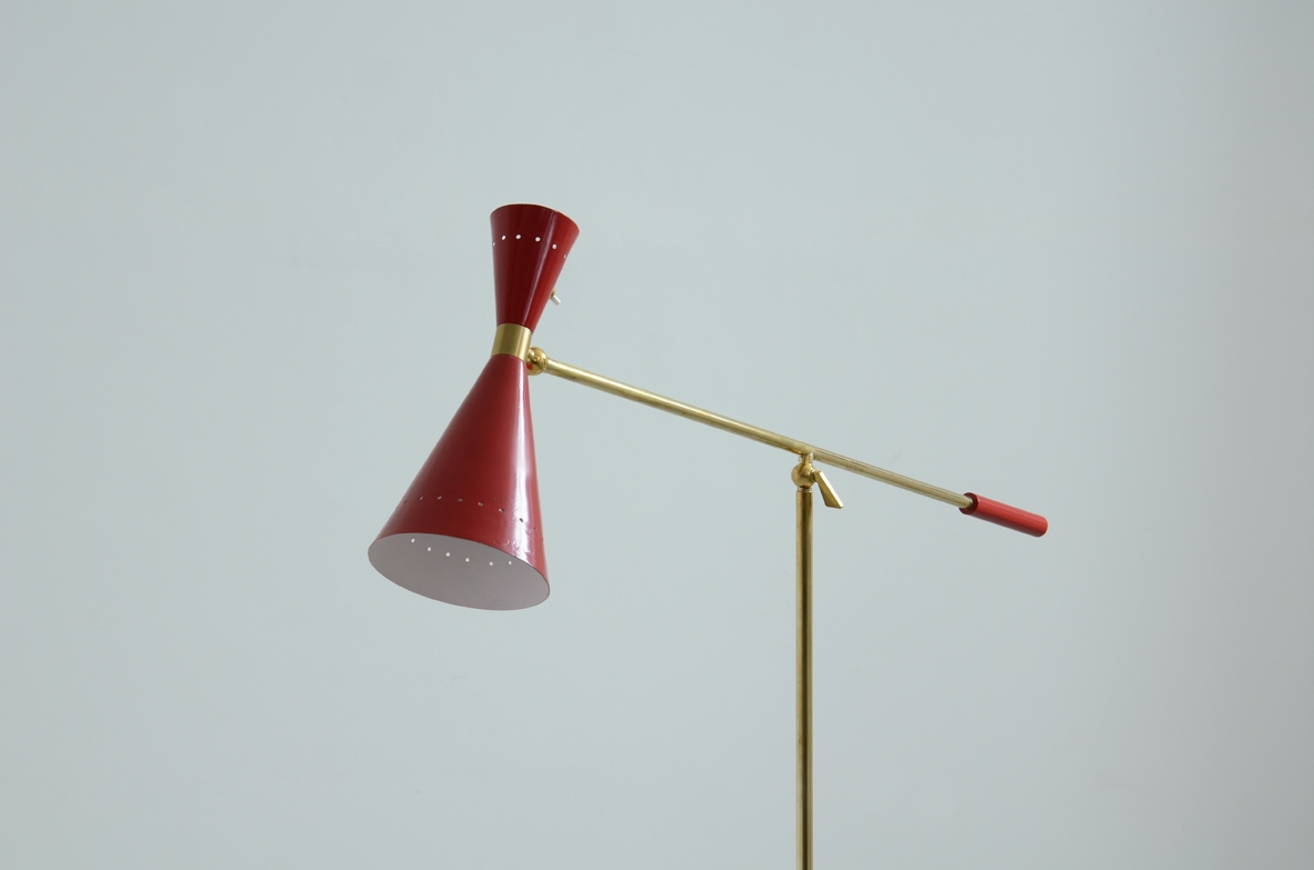 Lampada da terra a bilanciere in ottone e metallo laccato. Italia 1950ca.