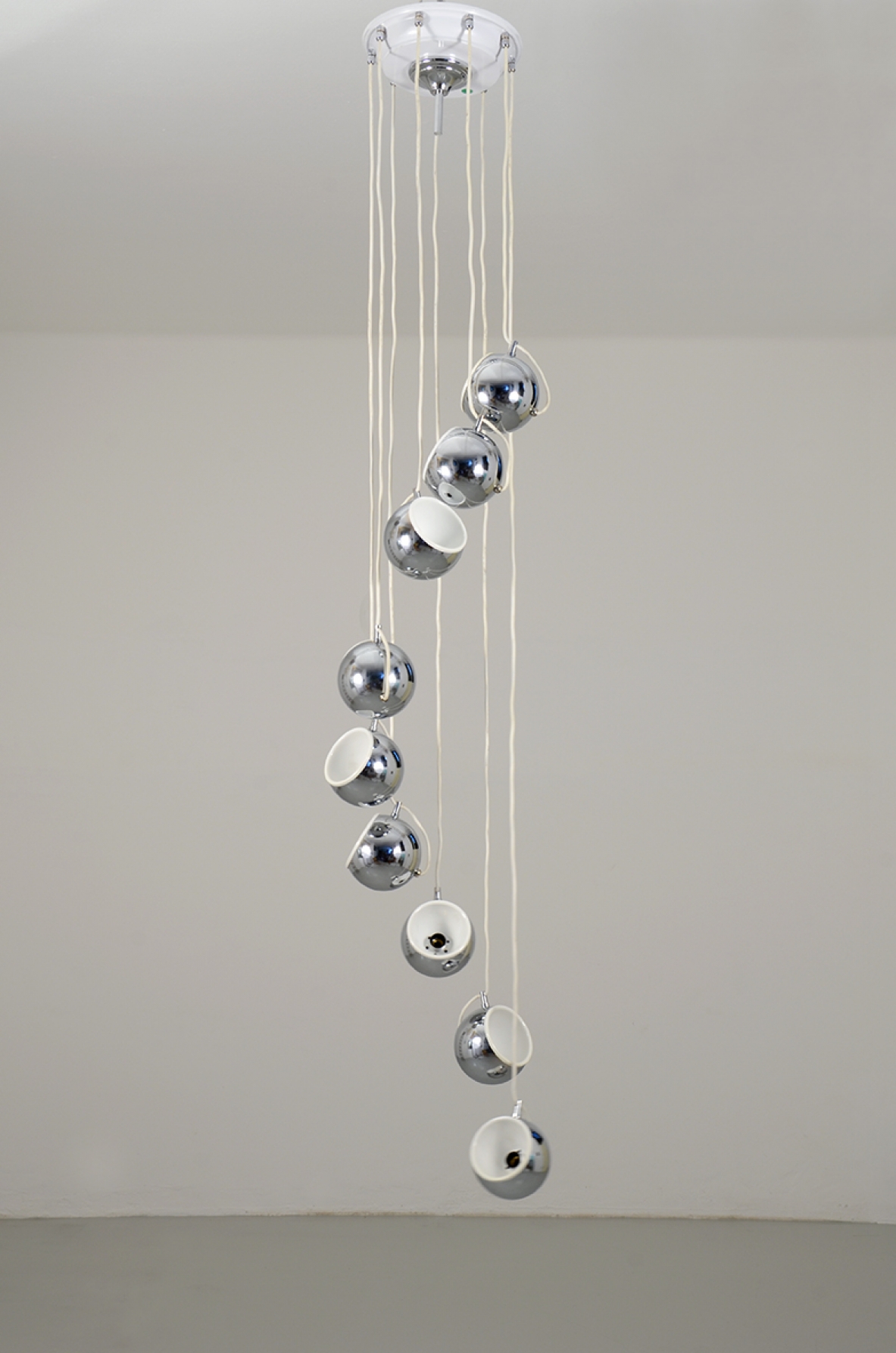 Lampadario a grappolo con sfere in metallo cromato. Prod. Guzzini, 1960ca.