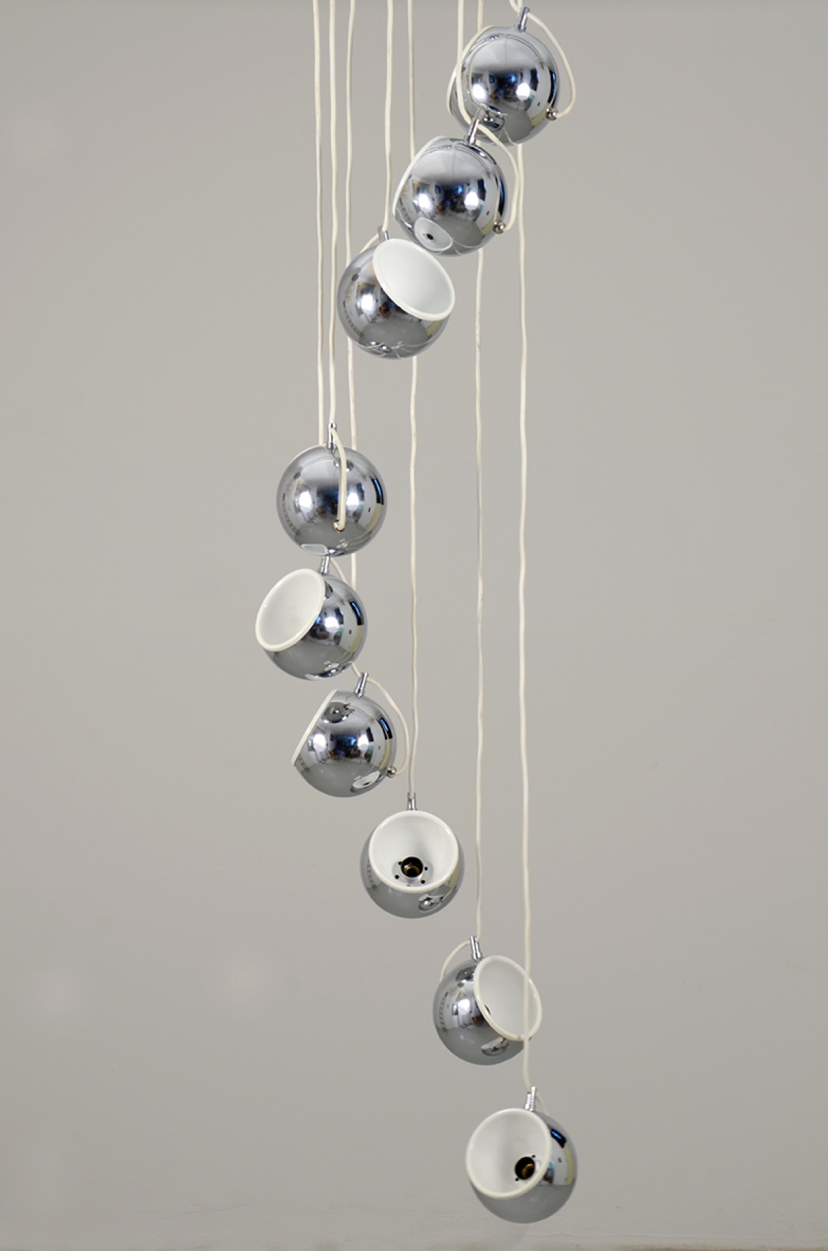 Lampadario a grappolo con sfere in metallo cromato. Prod. Guzzini, 1960ca.