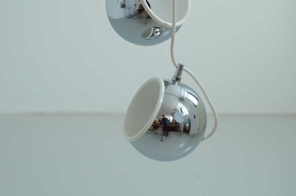 Lampadario a grappolo con sfere in metallo cromato. Prod. Guzzini, 1960ca.