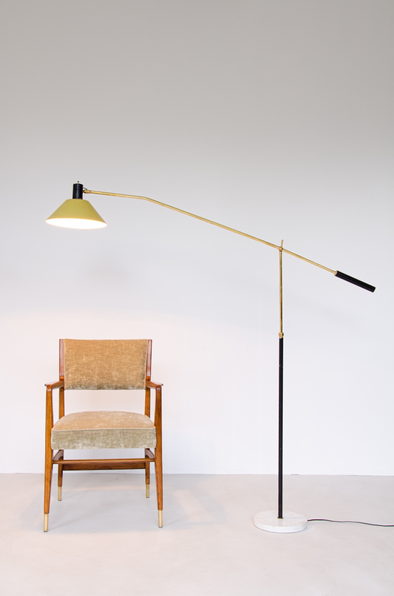 Stilux, piantana con cappello in metallo colorato e braccio con snodo in ottone regolabile. Stelo in metallo nero e base in marmo. Produzione Stilux Milano, 1950ca.