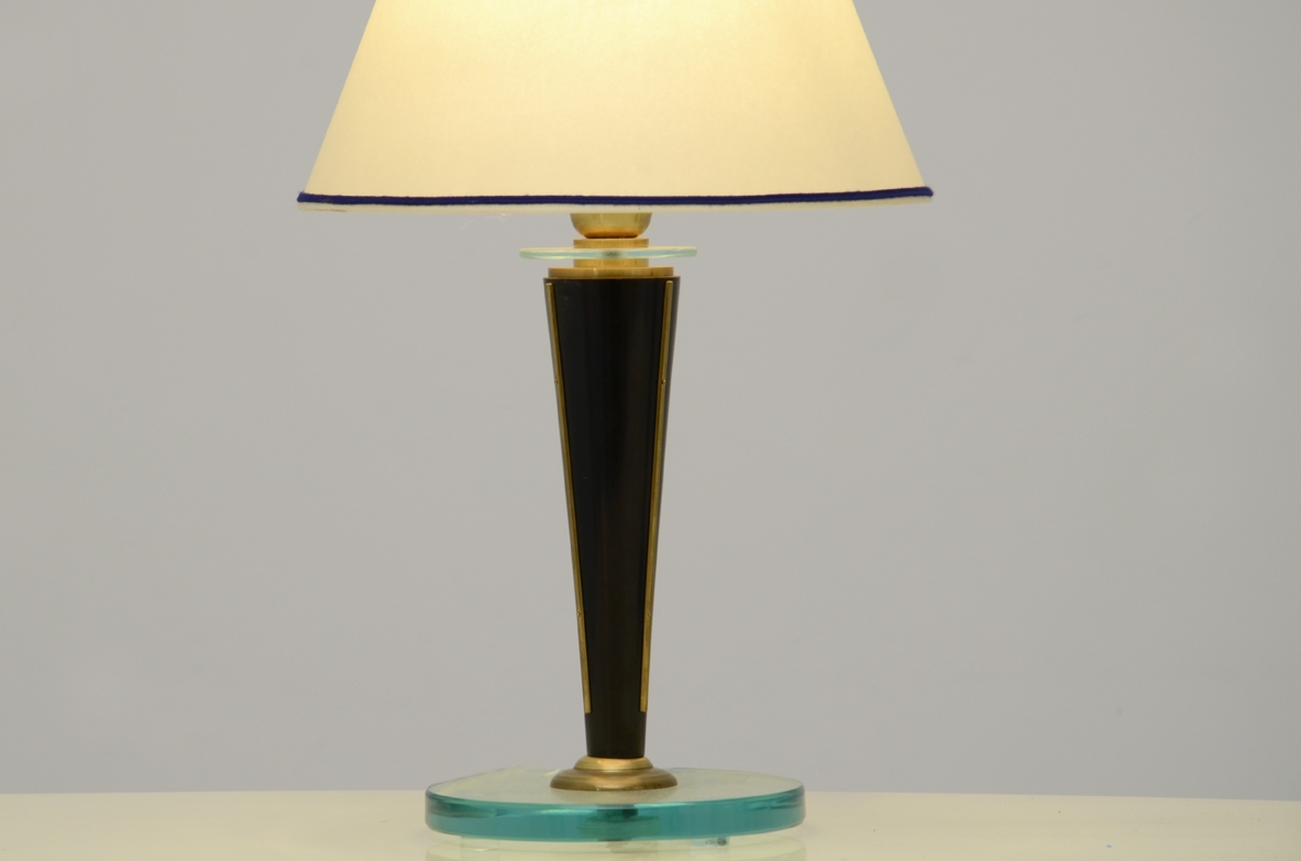 Coppia di lampade da tavolo con dettagli in ottone e cristallo, Francia 1940ca.