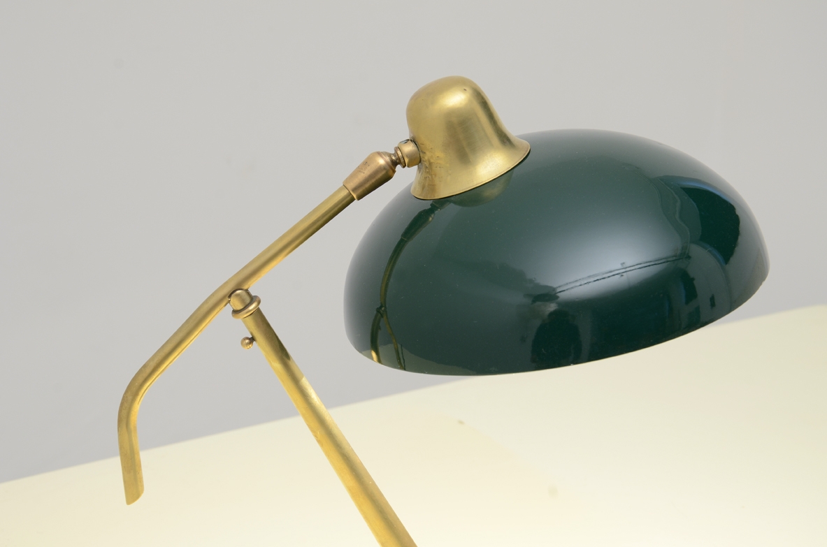 Lampada da tavolo in metallo laccato verde e ottone, Italia 1950ca.