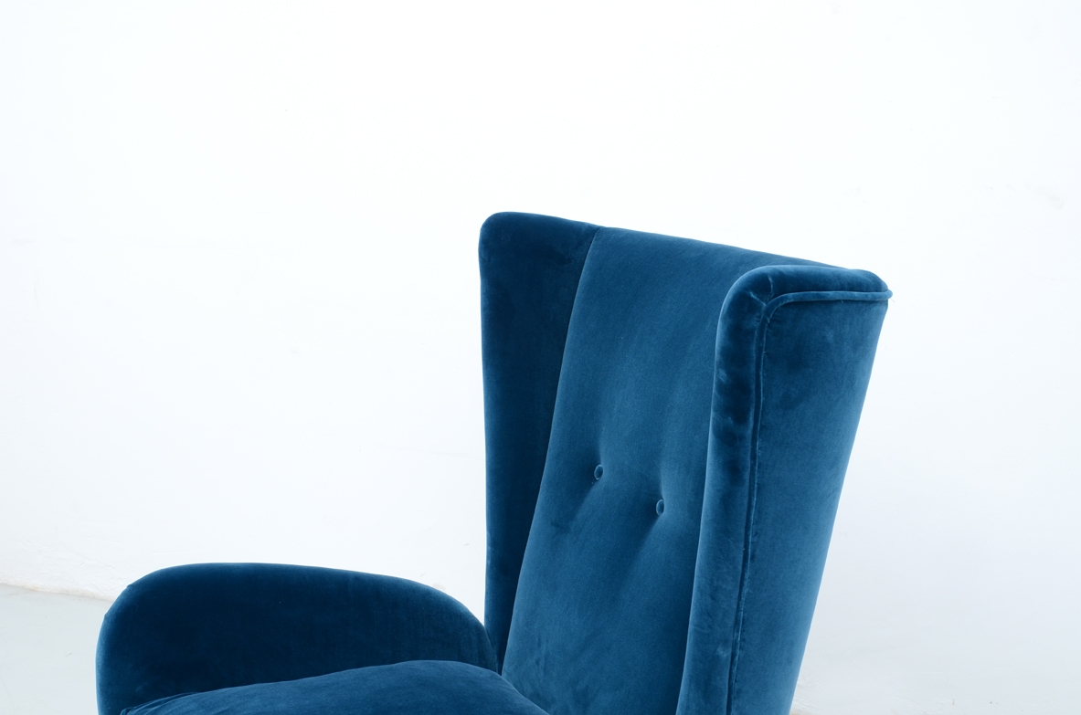 Paolo Buffa, coppia di eleganti poltrone rivestite in velluto, 1940ca.