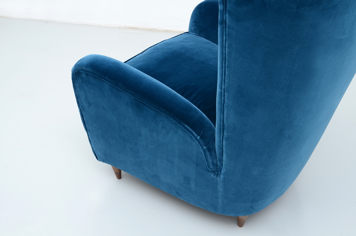 Paolo Buffa, coppia di eleganti poltrone rivestite in velluto, 1940ca.