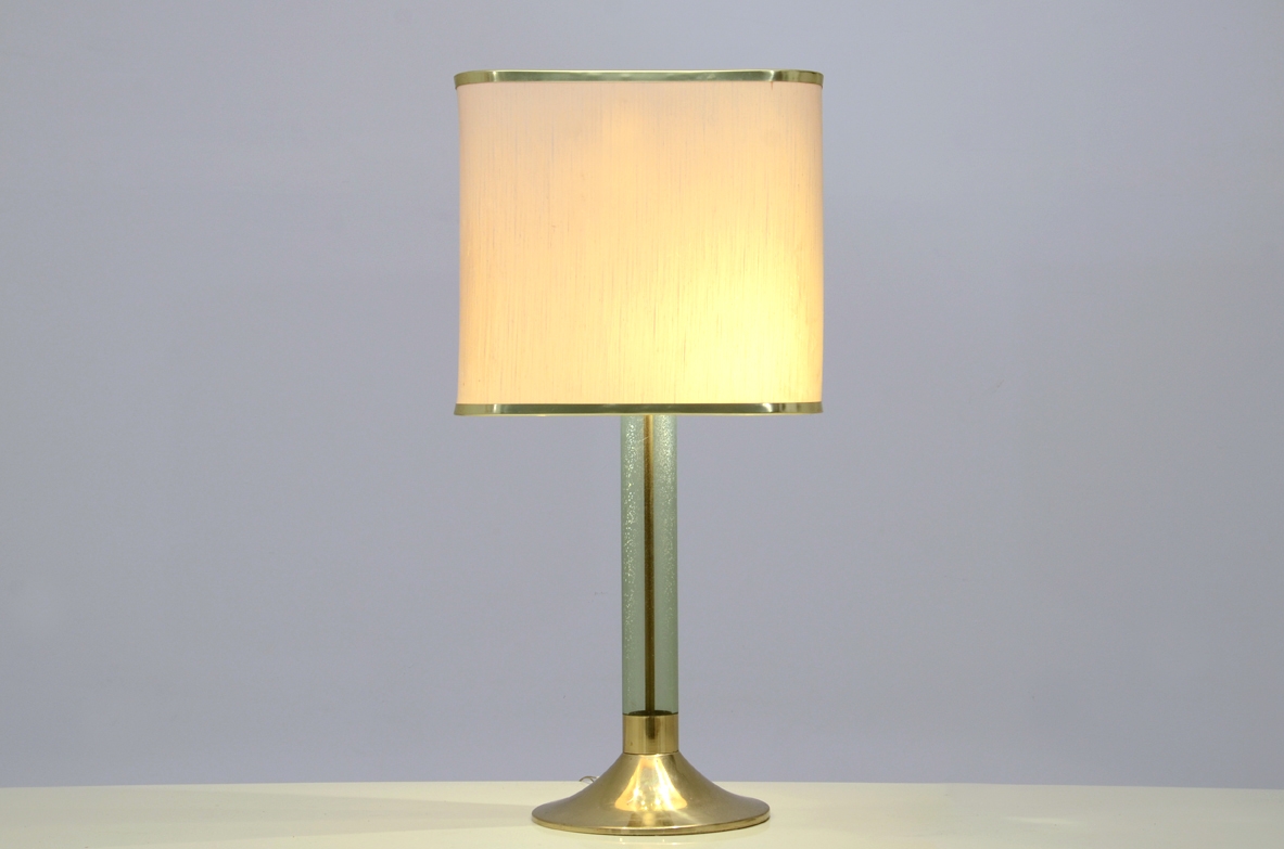 Grande lampada da tavolo in ottone con stelo in lucite, Italia 1970ca.