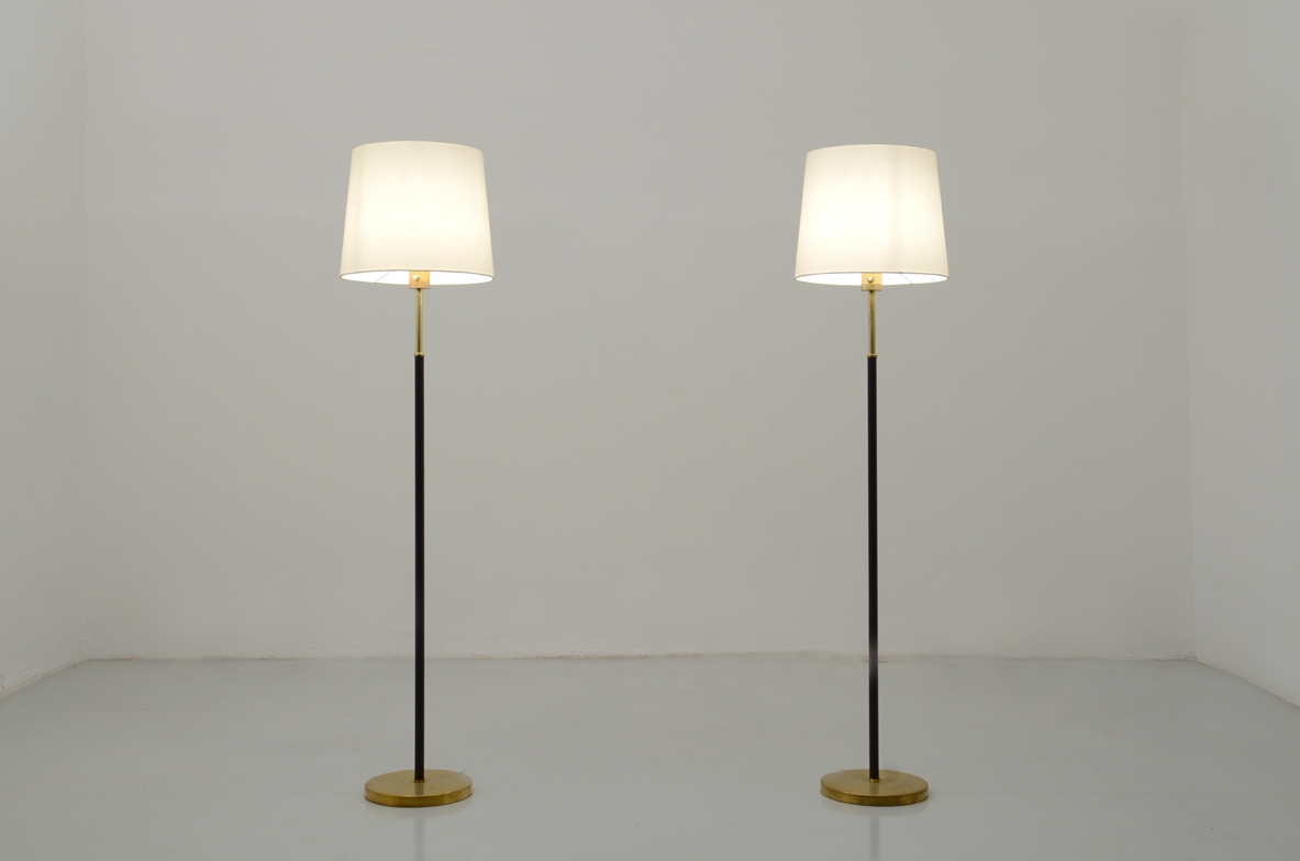 H.Agne Jakobsson, coppia di lampade con base e stelo in ottone, Svezia 1960ca.