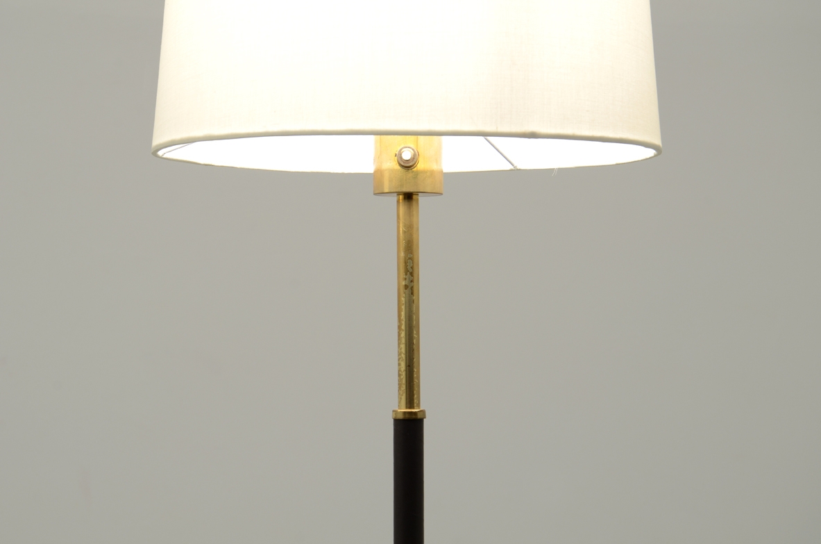 H.Agne Jakobsson, coppia di lampade con base e stelo in ottone, Svezia 1960ca
