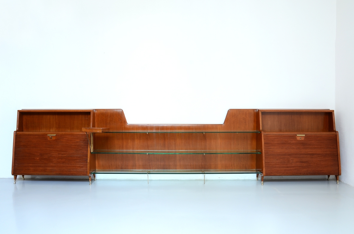 Guglielmo Ulrich, unique 1940's sideboard in light wood with thick crystal glass shelves and very nice bronze details.