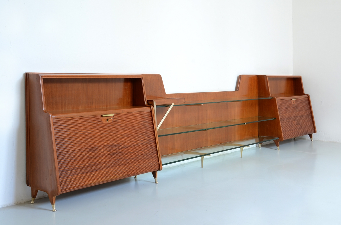 Guglielmo Ulrich, unique 1940's sideboard in light wood with thick crystal glass shelves and very nice bronze details.