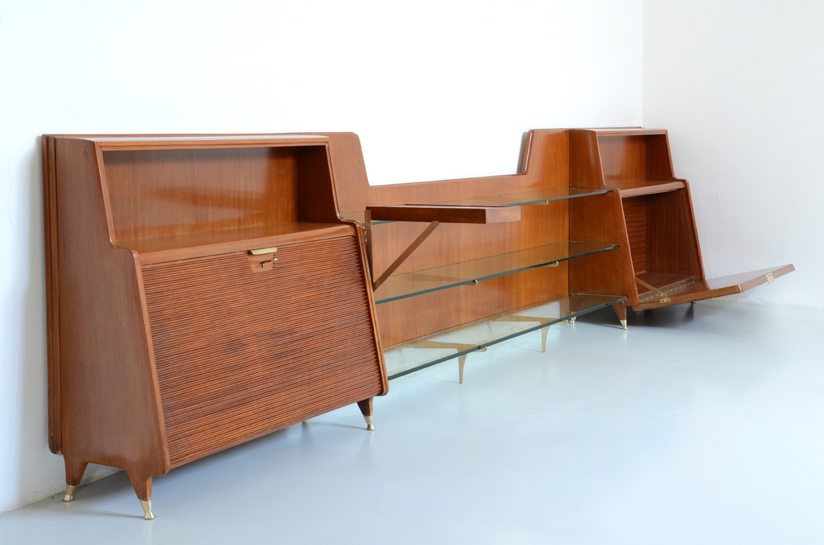 Guglielmo Ulrich, unique 1940's sideboard in light wood with thick crystal glass shelves and very nice bronze details.