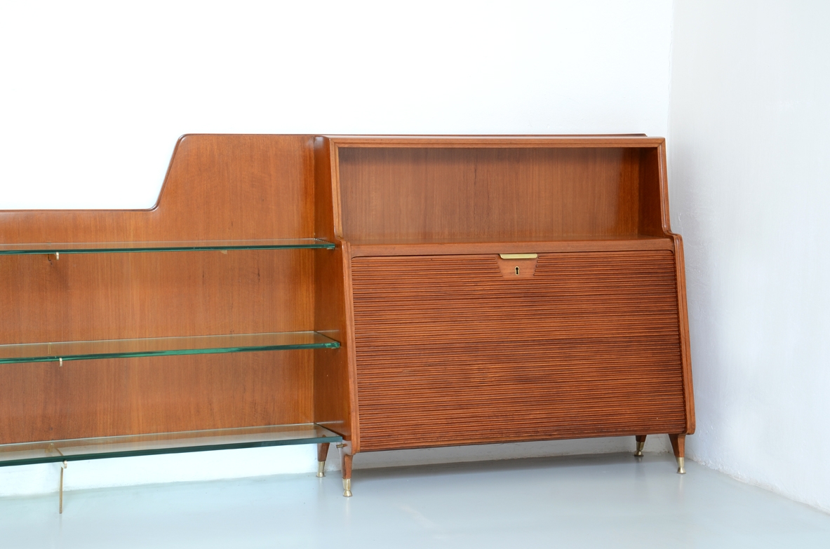 Guglielmo Ulrich, unique 1940's sideboard in light wood with thick crystal glass shelves and very nice bronze details.