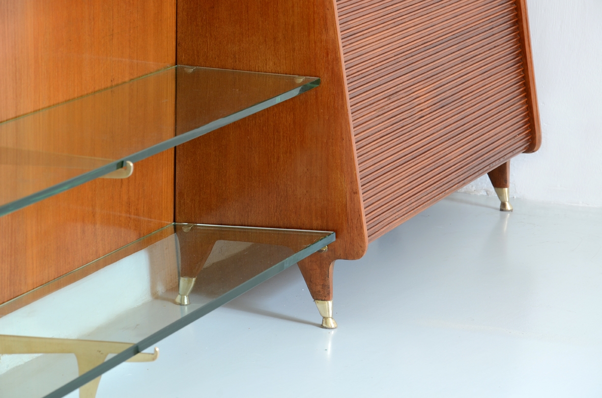 Guglielmo Ulrich, unique 1940's sideboard in light wood with thick crystal glass shelves and very nice bronze details.