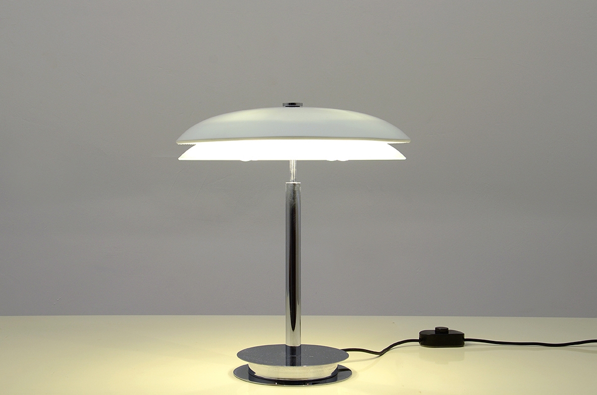 Fontana Arte, lampada da tavolo con stelo e base cromata, 1954.