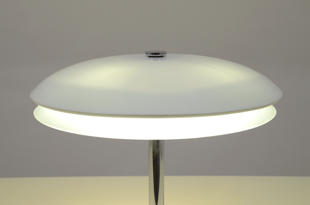Fontana Arte, lampada da tavolo con stelo e base cromata, 1954.