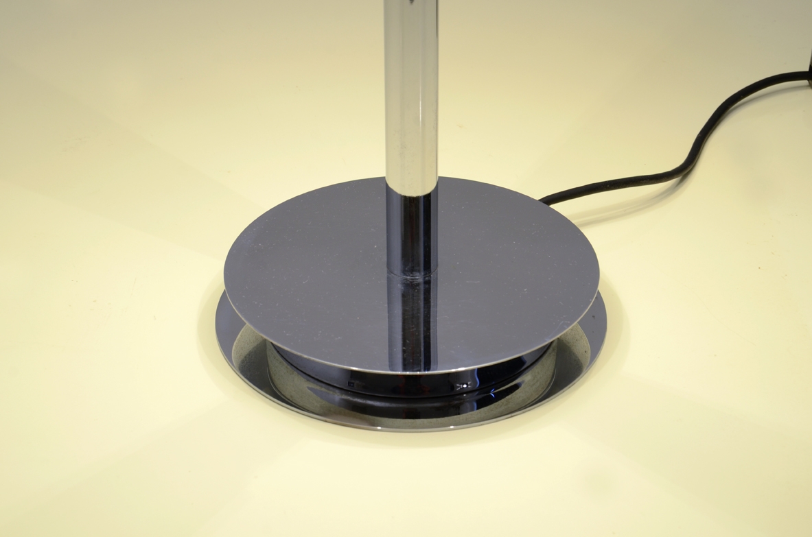 Fontana Arte, lampada da tavolo con stelo e base cromata, 1954.