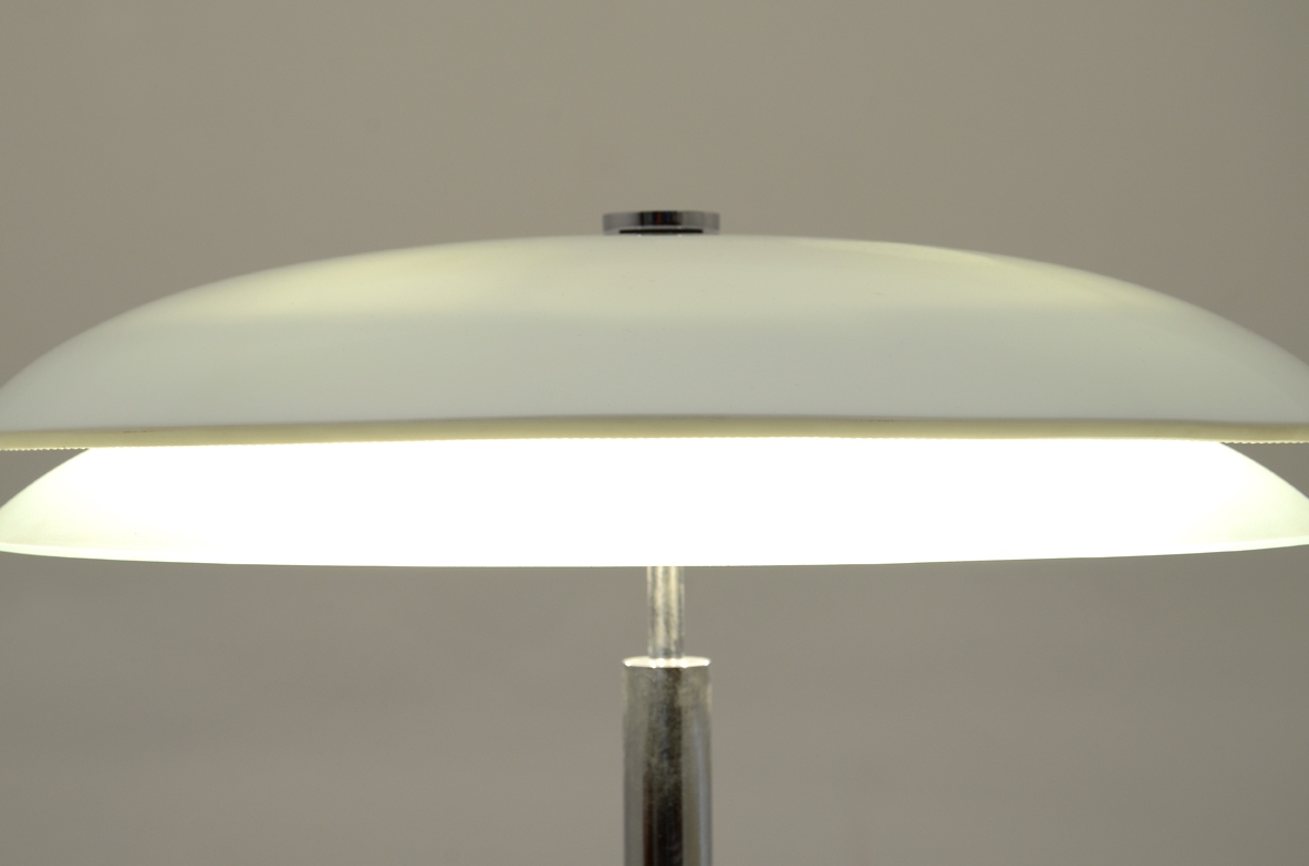 Fontana Arte, lampada da tavolo con stelo e base cromata, 1954.