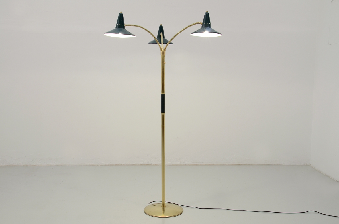 Stilnovo, lampada in ottone con tre cappelli, 1950ca.