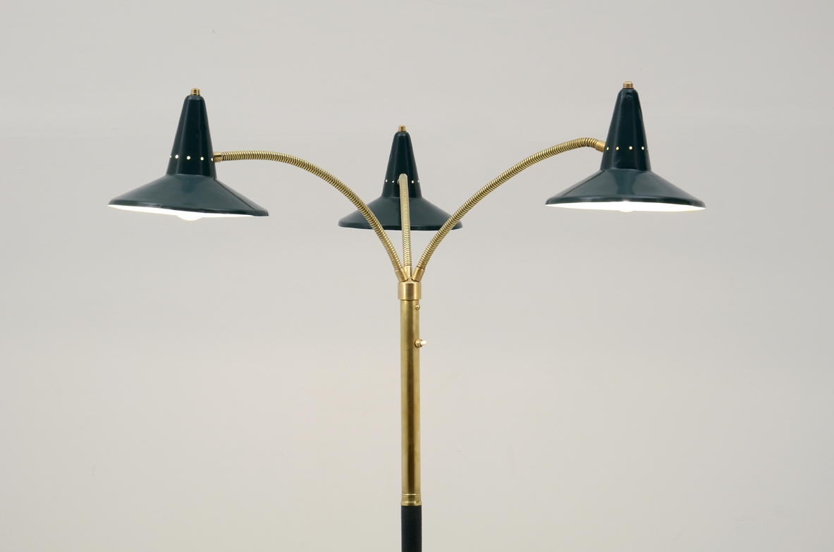Stilnovo, lampada in ottone con tre cappelli, 1950ca.