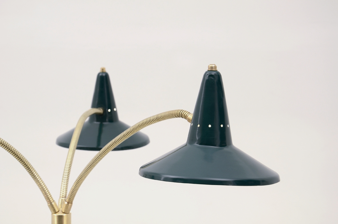 Stilnovo, lampada in ottone con tre cappelli, 1950ca.