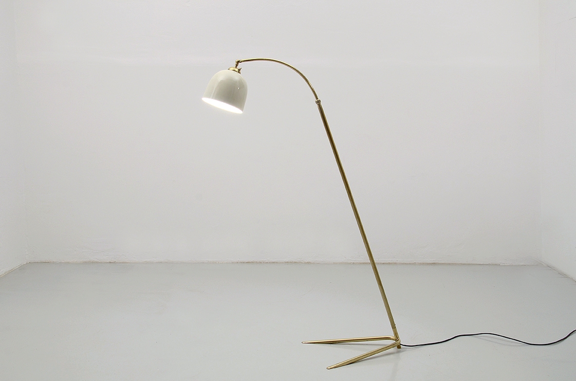 Italian 1950's floor lamp in brass with adjustable stem.
