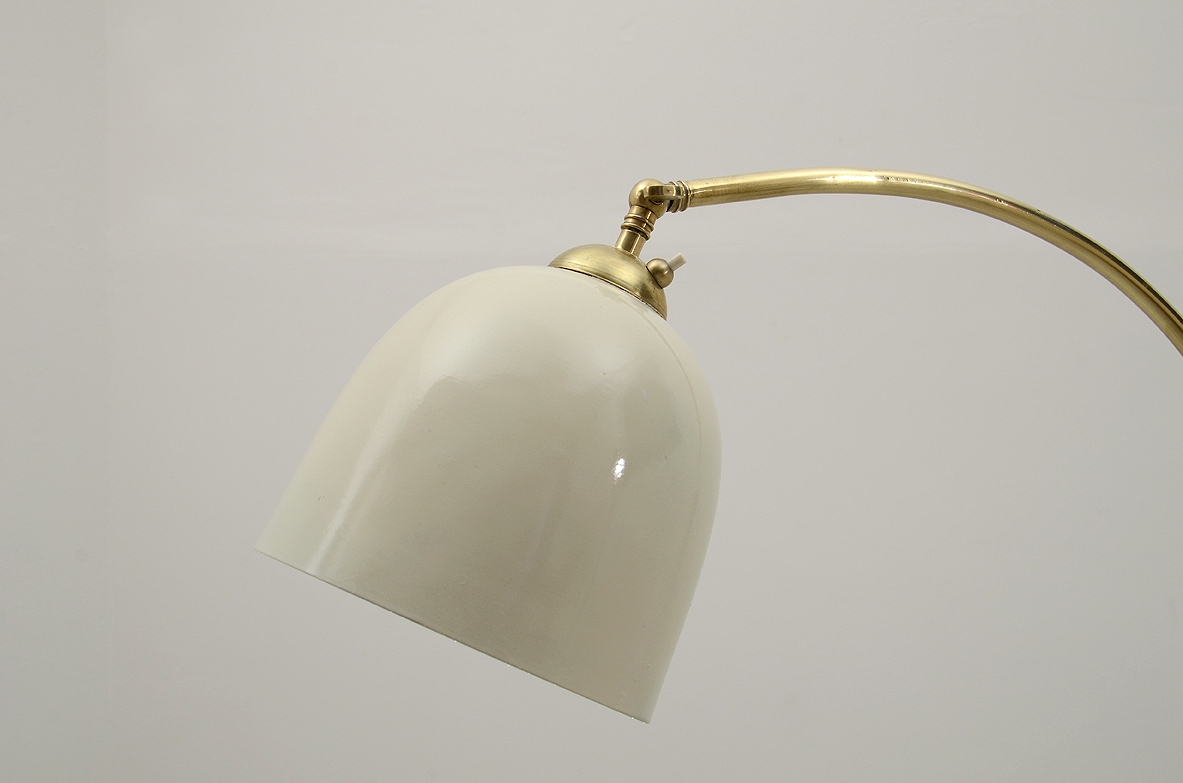 Italian 1950's floor lamp in brass with adjustable stem.