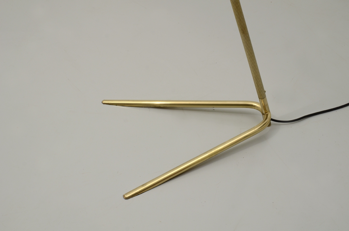 Italian 1950's floor lamp in brass with adjustable stem.