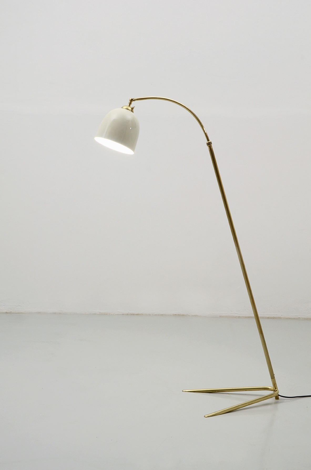 Italian 1950's floor lamp in brass with adjustable stem.