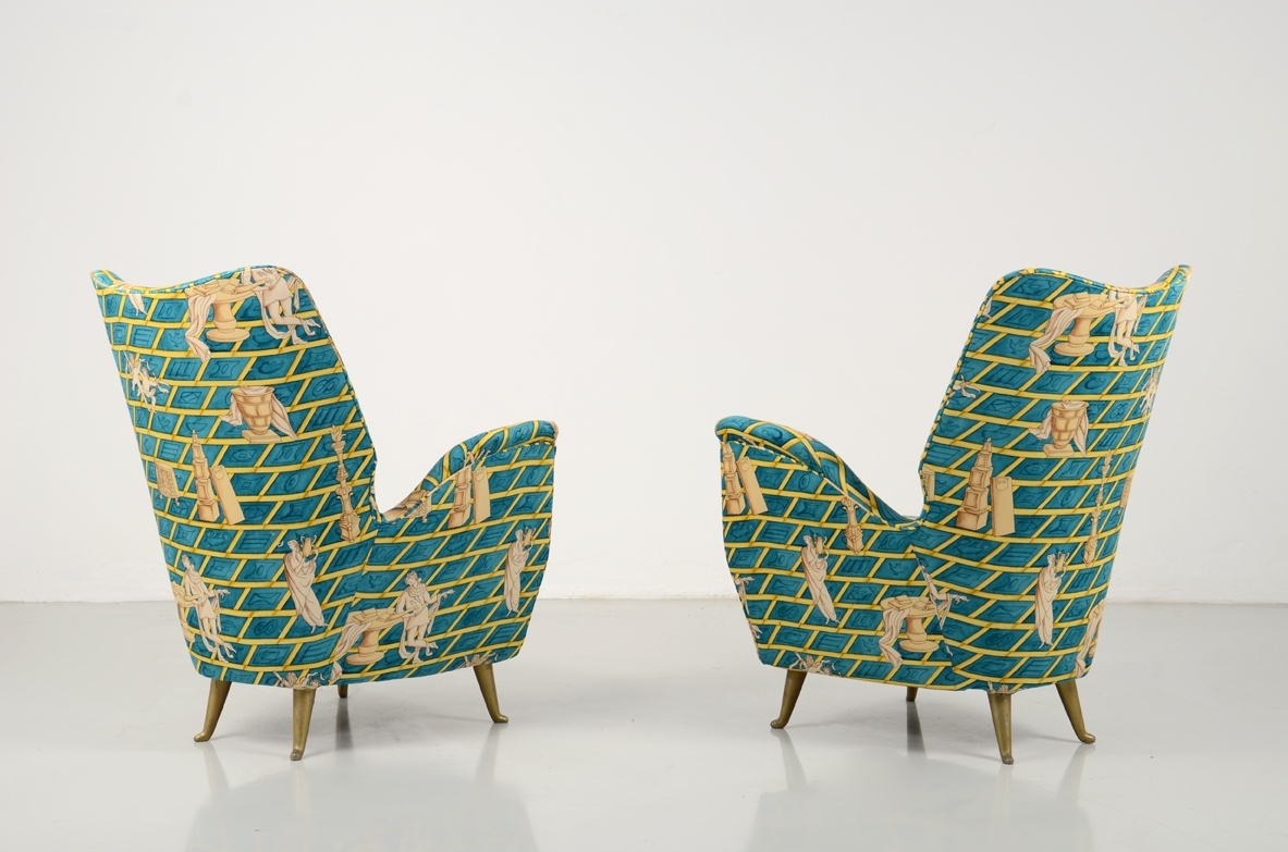 Paolo Buffa, coppia di splendide poltrone rivestite con tessuto originale disegnato da Ponti, produzione Isa 1950ca.