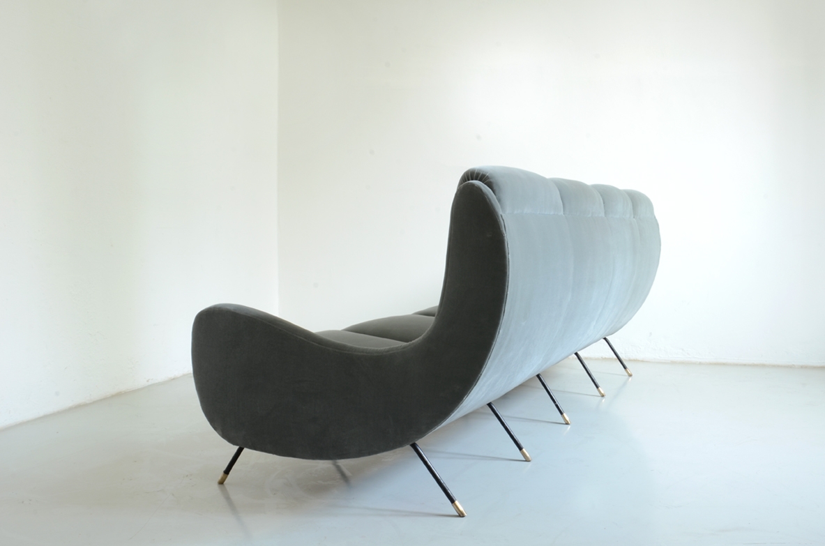 Grande divano a quattro posti con rivestimento in velluto grigio perla e puntali in ottone, produzione Saporiti 1960ca.
