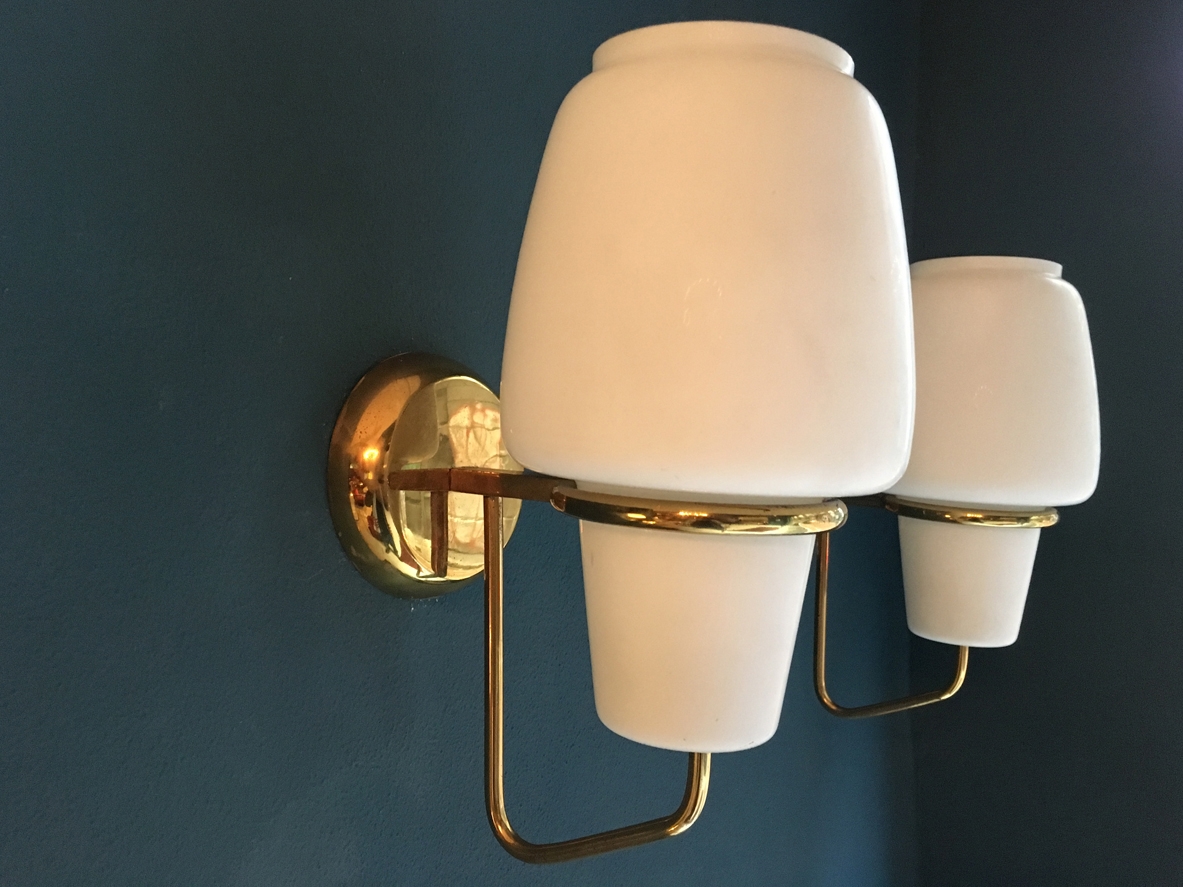 Coppia di applique in ottone e vetro opaline, produzione Arredoluce 1950ca.