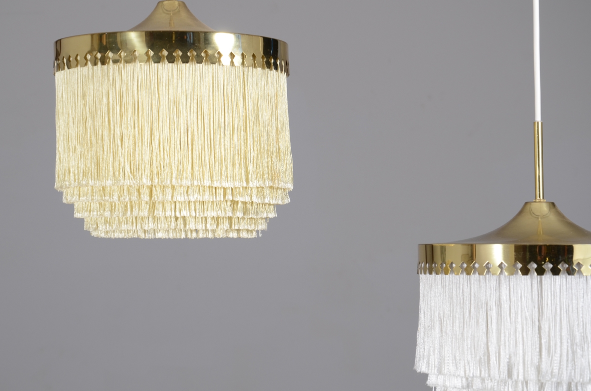 Hans-Agne Jakobsson, rara lampade a sospensione in ottone con frange in seta, Modello T604 prod. by Hans Agne Jakobsson AB. Svezia 1965.