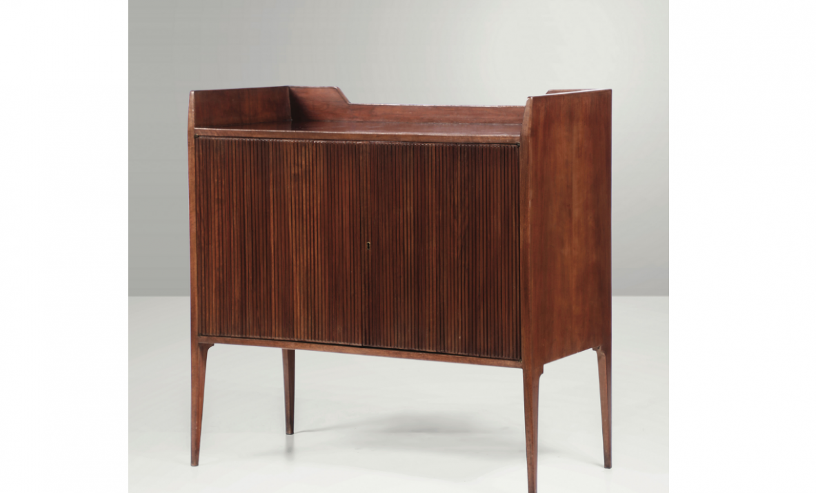 Italian sideboard with grinded concave front and very elegant thin long legs, attr to Guglielmo Ulrich 1950's.
