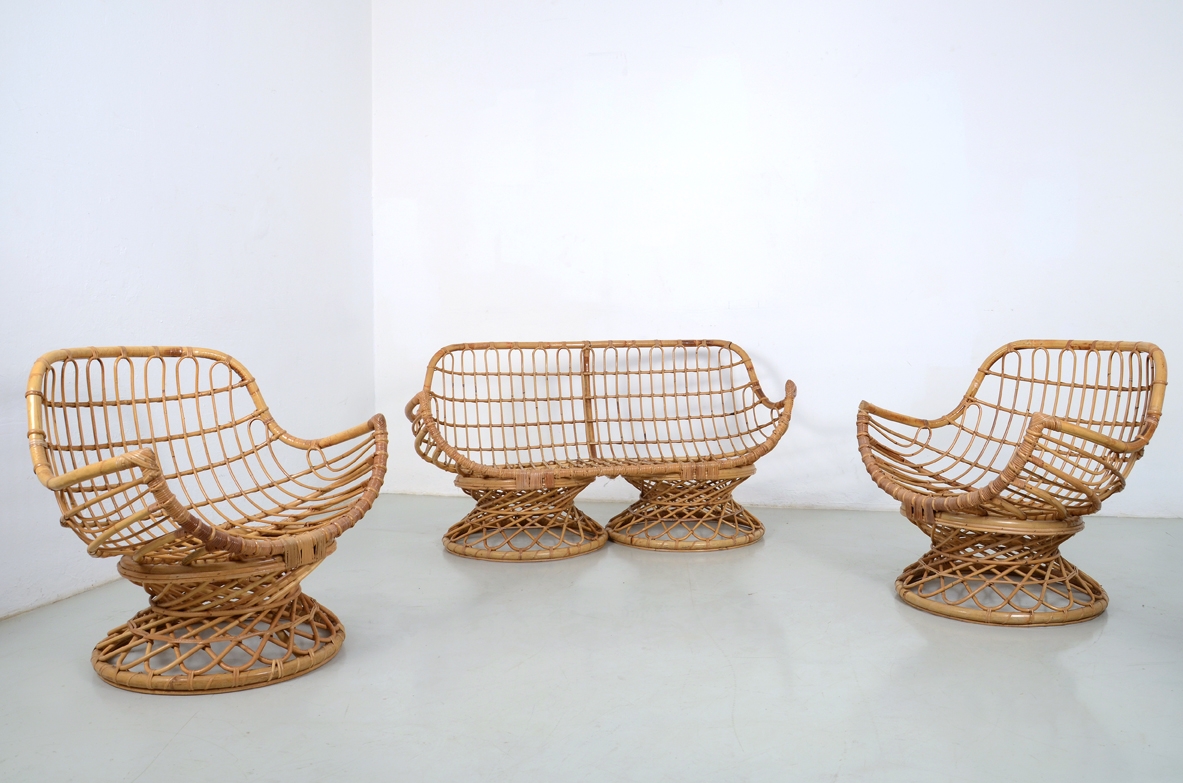 Salotto composto da divano e grandi poltrone in rattan, Italia 1960ca.