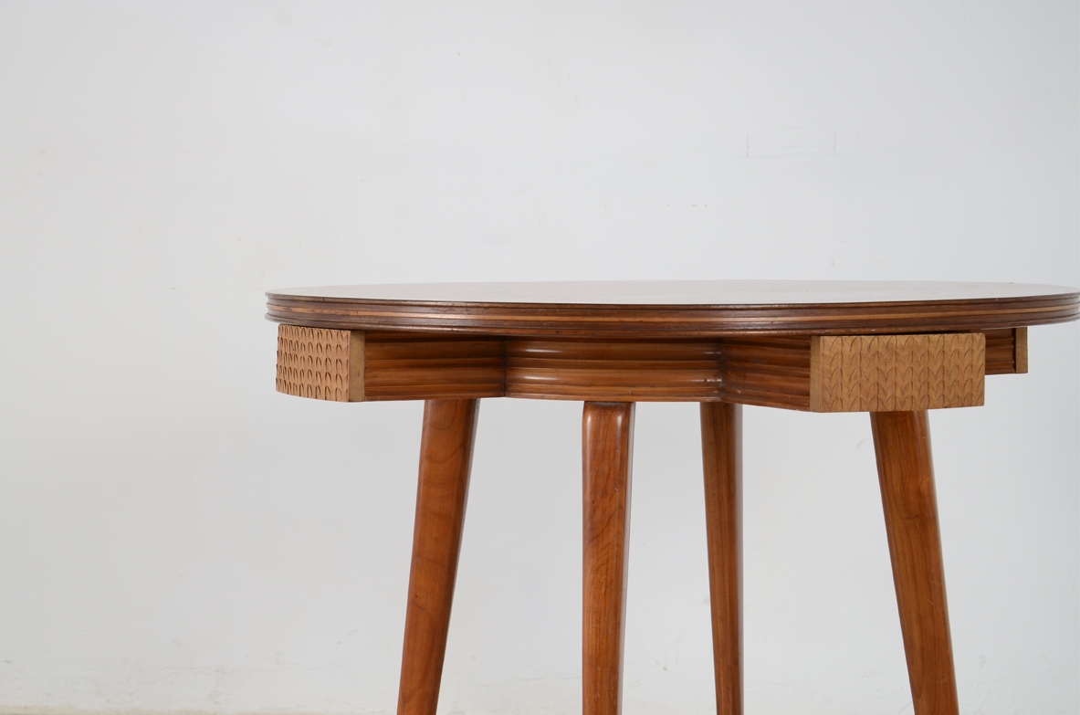 Osvaldo Borsani, elegant 1940's round table in cherry wood with very nice caevings and details.