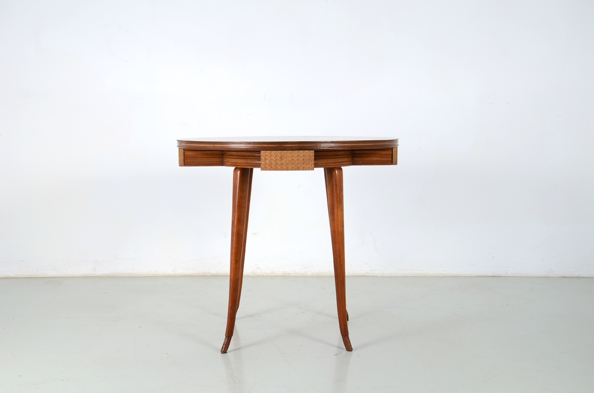 Osvaldo Borsani, elegant 1940's round table in cherry wood with very nice caevings and details.