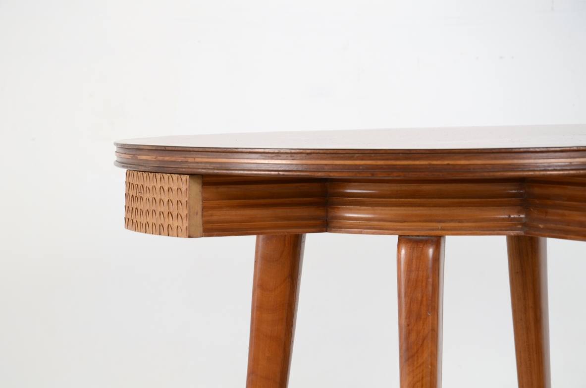 Osvaldo Borsani, elegant 1940's round table in cherry wood with very nice caevings and details.