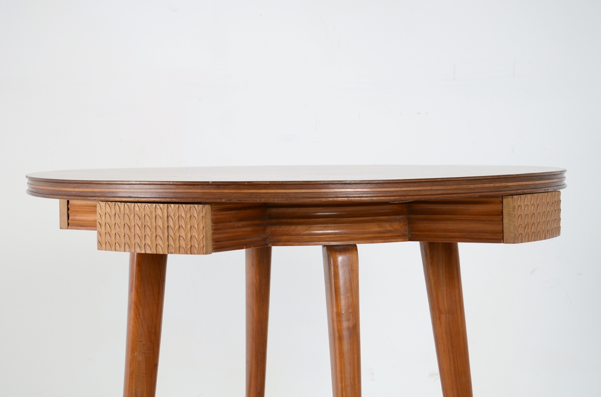 Osvaldo Borsani, elegant 1940's round table in cherry wood with very nice caevings and details.