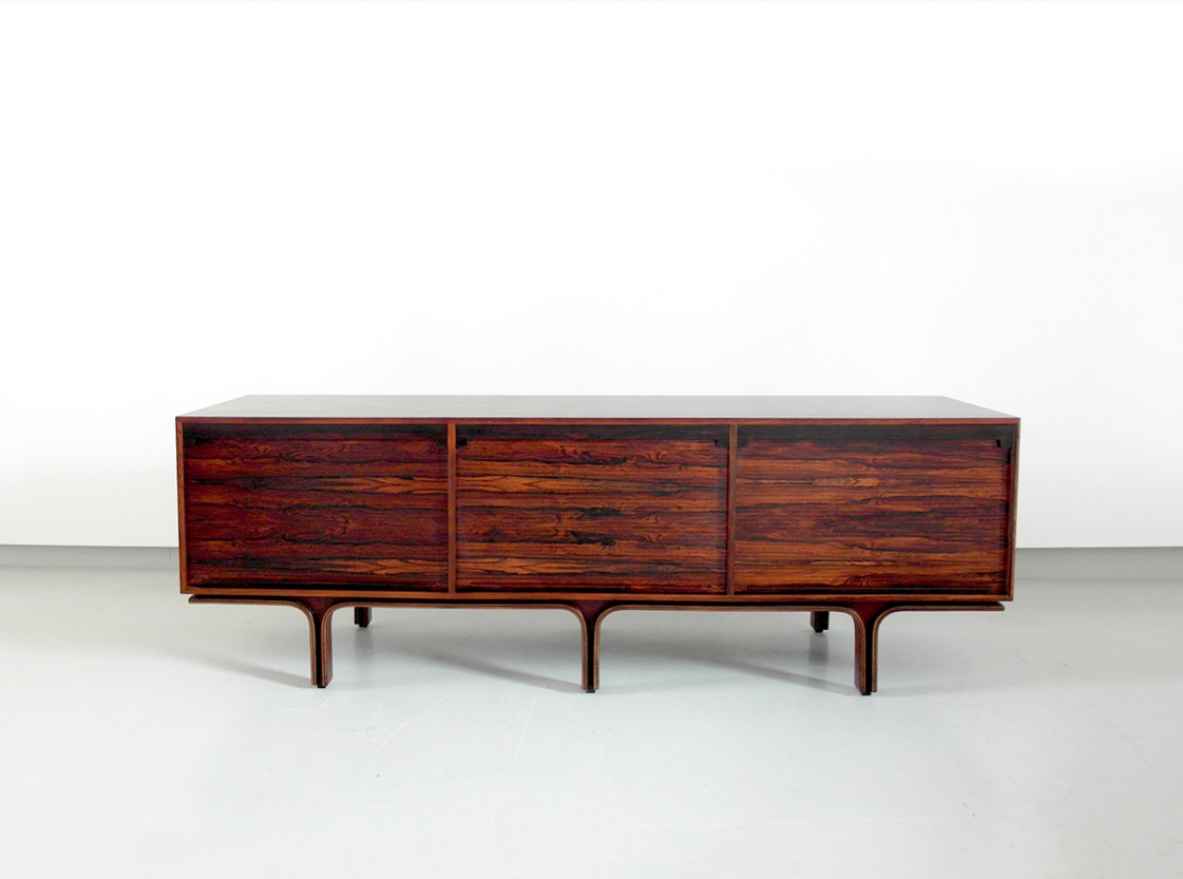 Gianfranco Frattini, mobile contenitore in legno di palissandro, produzione Bernini 1957.