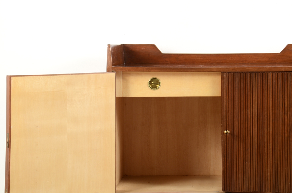 Italian sideboard with grinded concave front and very elegant thin long legs, attr to Guglielmo Ulrich 1950's.