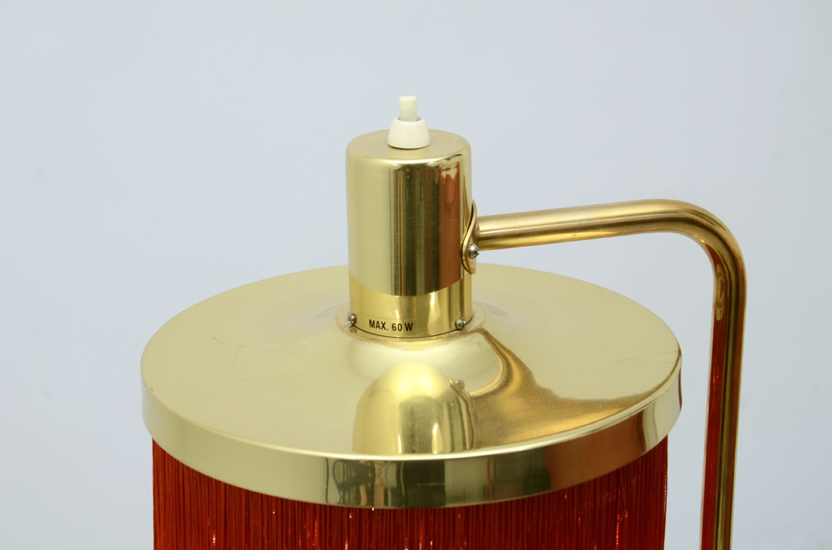 Hans Agne Jacobsson, rara lampada da terra con cappello a fili di seta rossi, stelo e base in ottone, Svezia 1950ca.