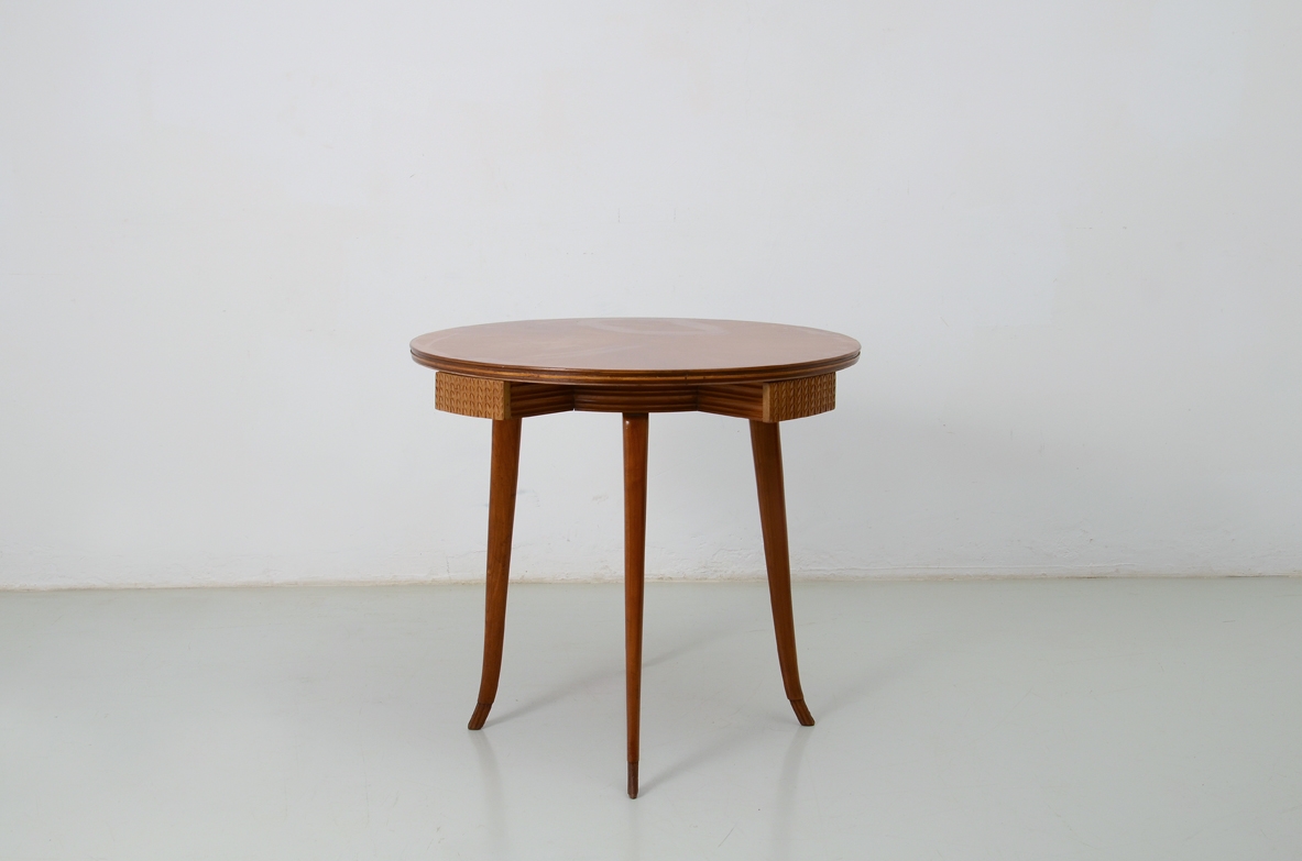 Osvaldo Borsani, elegant 1940's round table in cherry wood with very nice caevings and details.
