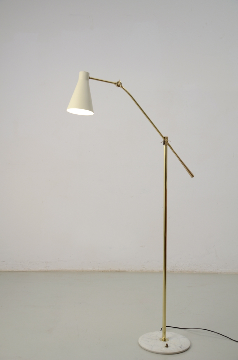 Lampada da lettura a doppia snodo in ottone, cono in metallo laccato e base in marmo con interruttore a terra, produzione Arredoluce, 1950ca.