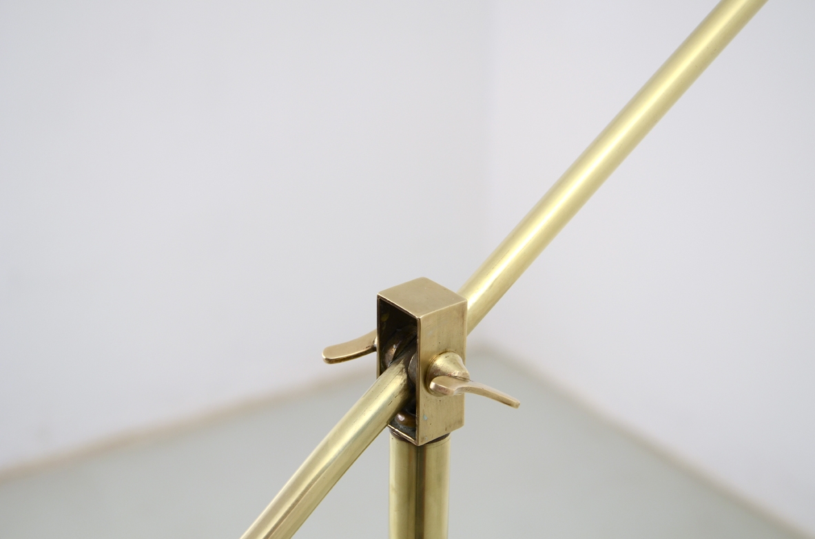 Lampada da lettura a doppia snodo in ottone, cono in metallo laccato e base in marmo con interruttore a terra, produzione Arredoluce, 1950ca.